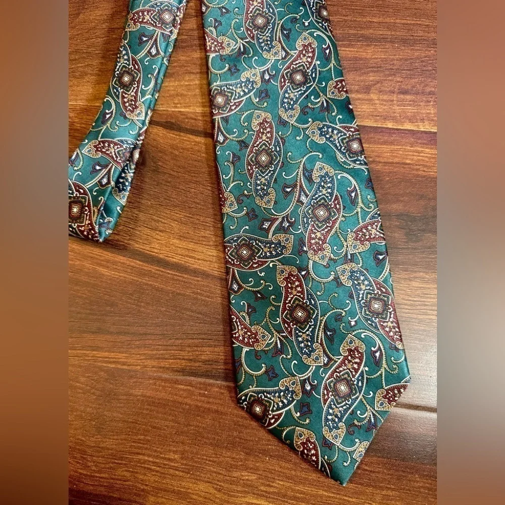 🌿SALE🌿SAKS Fifth Avenue All Silk Green Paisley Print Necktie